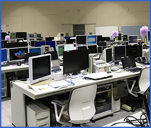 大学のパソコンがある教室画像